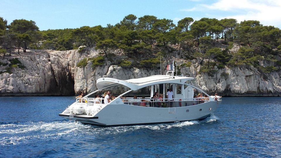 Calanques Of Cassis, the Village and Wine Tasting - Tour Guide Experience