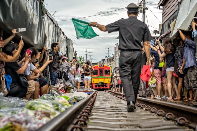 Damnoen Saduak Floating Market & Maeklong Railways From Bangkok - Common questions