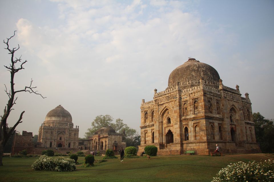 Delhi: Full-Day Delhi Sightseeing Tour by Public Transport - Landmarks and Monuments Included