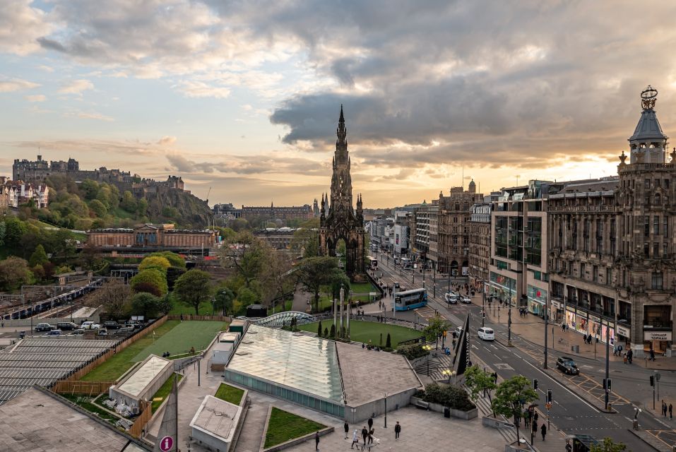 Edinburgh: Walking Tour / Treasure Hunt (App Led) - Interactive Challenges