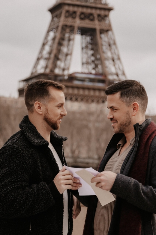 Eiffel Tower Proposal Lgbtqia / 1h Photographer - Professional Photography Session