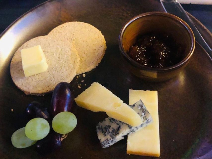 Glasgow: Whisky Flight and Scottish Cheeseboard - Local Product Showcase