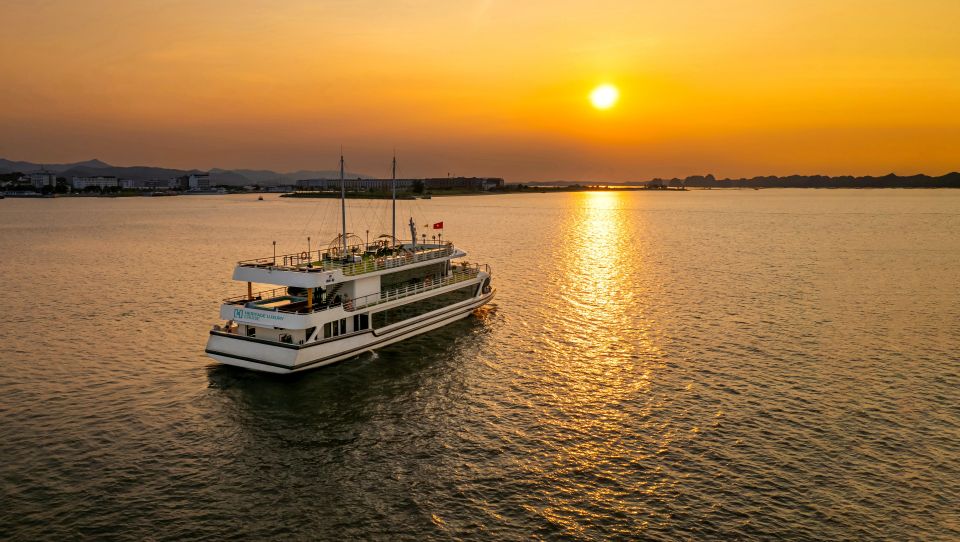 Hanoi: Halong Bay 5-Star Day Cruise With Jacuzzi & Kayaking - Location Overview and Scenic Beauty