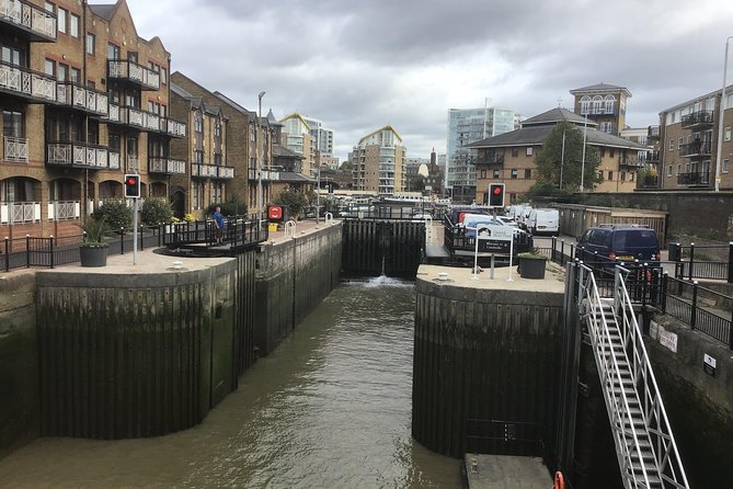 Historic Walk of East Londons Wapping Docks and Its Famous Pubs - Notable Landmarks and Architecture