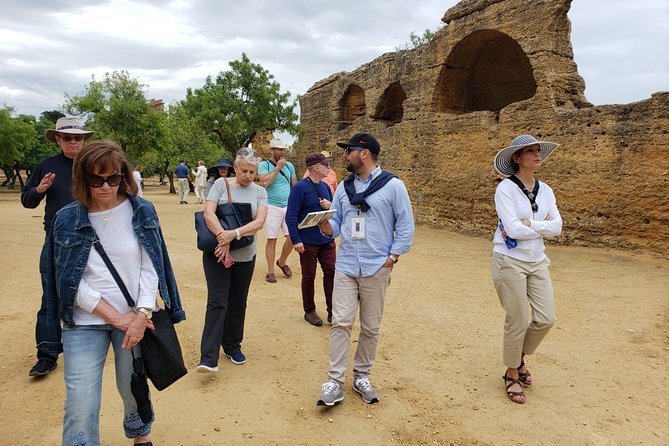 I Tour With the Archaeologist: Group Visit at Sunset to the Valley of the Temples - Traveler Assistance and Support