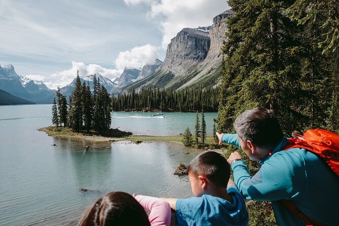 Jasper National Park Tour: Maligne Valley, Medicine Lake and Spirit Island - Staff Appreciation