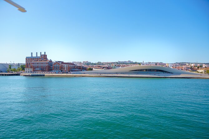 Lisbon River Boat Sightseeing Tour With a Drink - Drink Offerings Onboard