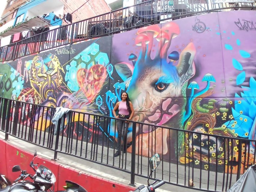 Medellin: Comuna 13 Street Art and Food - Street Art Interpretation