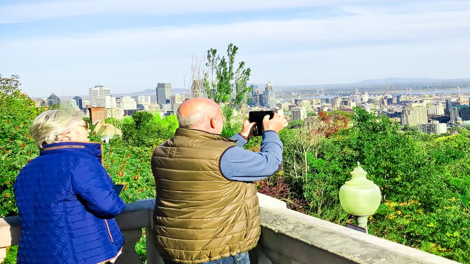 Montréal: Guided Tour in Vintage Convertible Cadillac - Review Summary