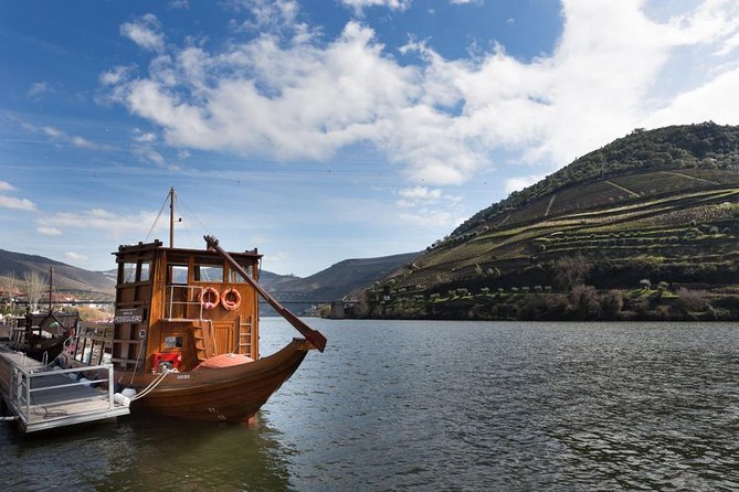 Private Douro Valley Wine Tour: 2 Wine Estates, Lunch and Cruise - Douro Valleys Natural Beauty