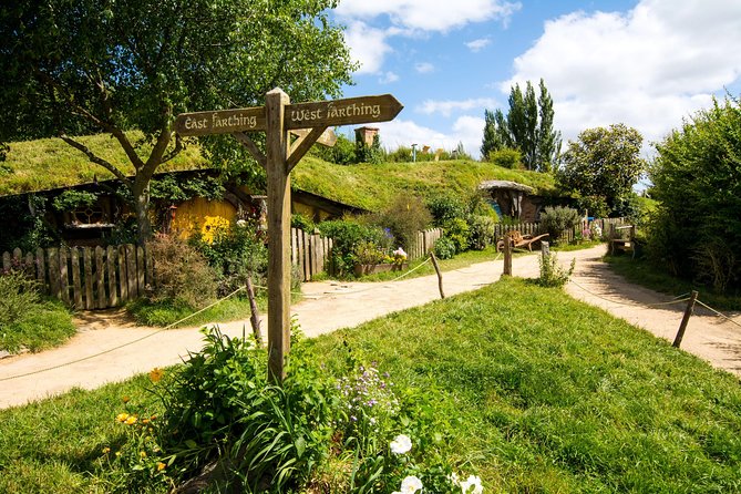 Private Luxury Tour From Auckland to Hobbiton Movie Set and Rotorua for Couples - Tour Highlights
