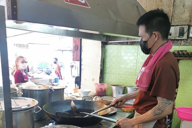 Rides on Thai Tuk-Tuk & Michelin Street Food Tasting - Tasting Authentic Thai Flavors