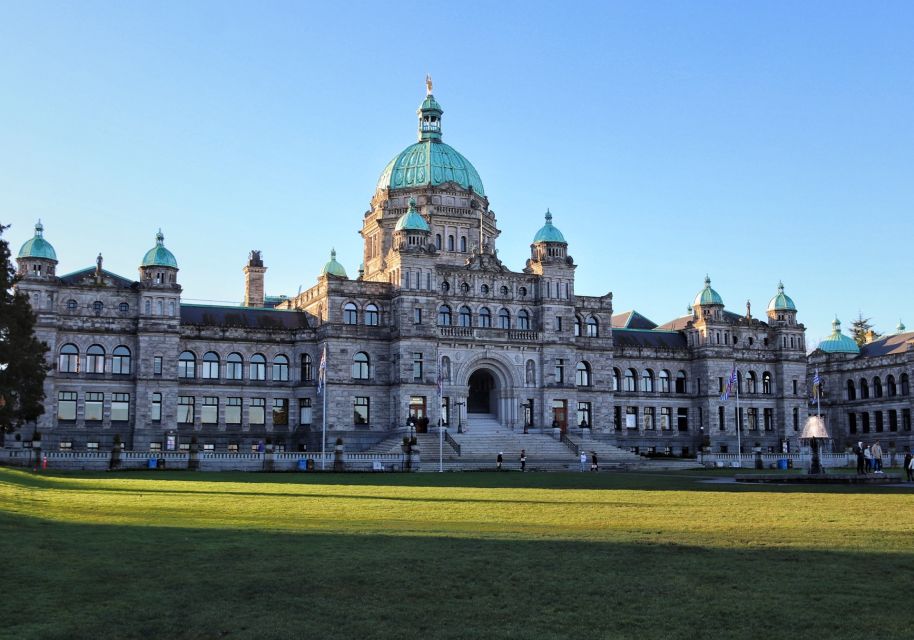 Victoria: Scavenger Hunt and City Highlights Walking Tour - App Integration and Interactivity