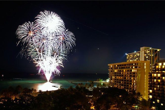 Waikiki Friday Walking Tour. Fireworks! Treats! Some Hula Show! - Entertainment Features