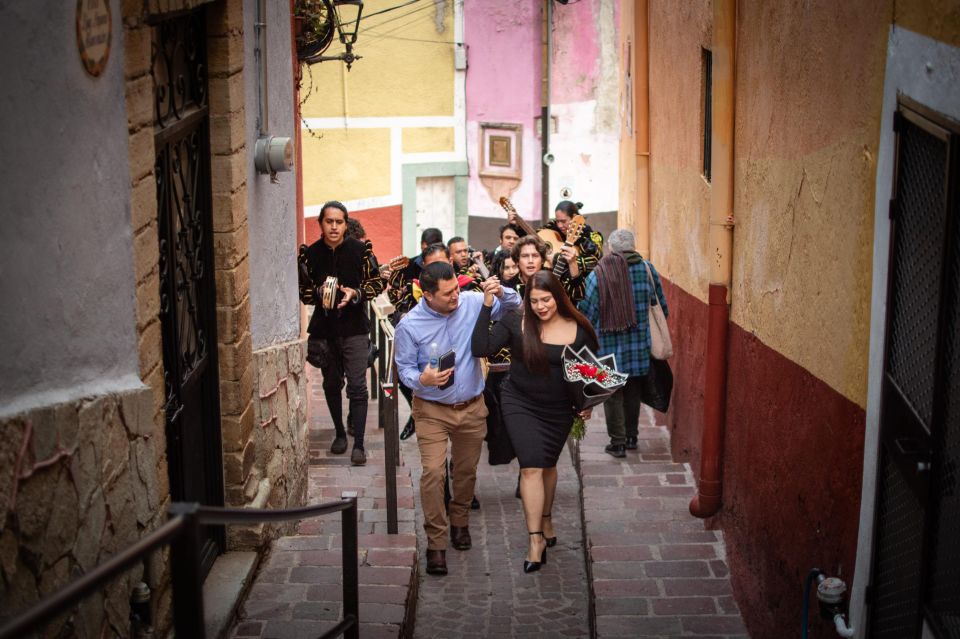 Callejoneada Procession - Participant Interaction