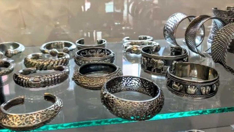 Chiang Mai: Silver Craftwork Temple Tour With Monk Meeting - Local Insights and Cultural Experience