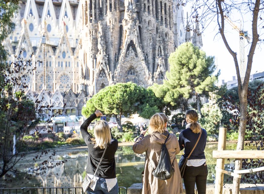 Fast-Track Access: Sagrada Familia 1.5-Hour Guided Tour - Availability and Positive Reviews