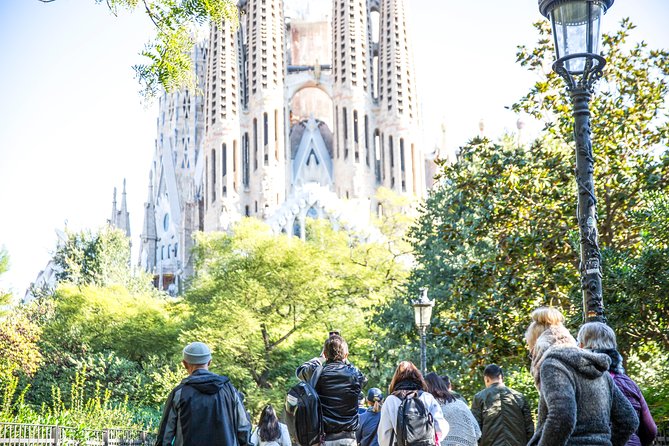 Fast Track: Sagrada Familia and Park Güell Guided Tour - Behind-the-Scenes Access