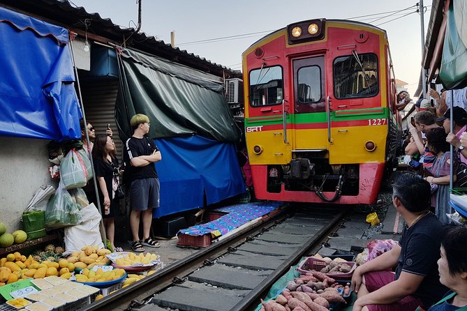 Floating Market Damnoen Saduak and Meklong Railway Market: Half Day Tour - Positive and Negative Experiences