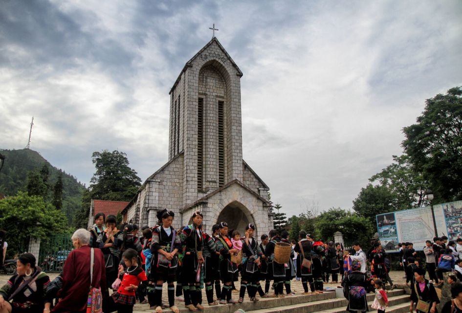 From Hanoi: 2-Day Sa Pa Ethnic Homestay Tour With Trekking - Live Tour Guide and Language Availability