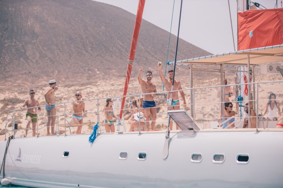 From Lanzarote: Sailing Day Trip Around La Graciosa - Location and Popular Attractions