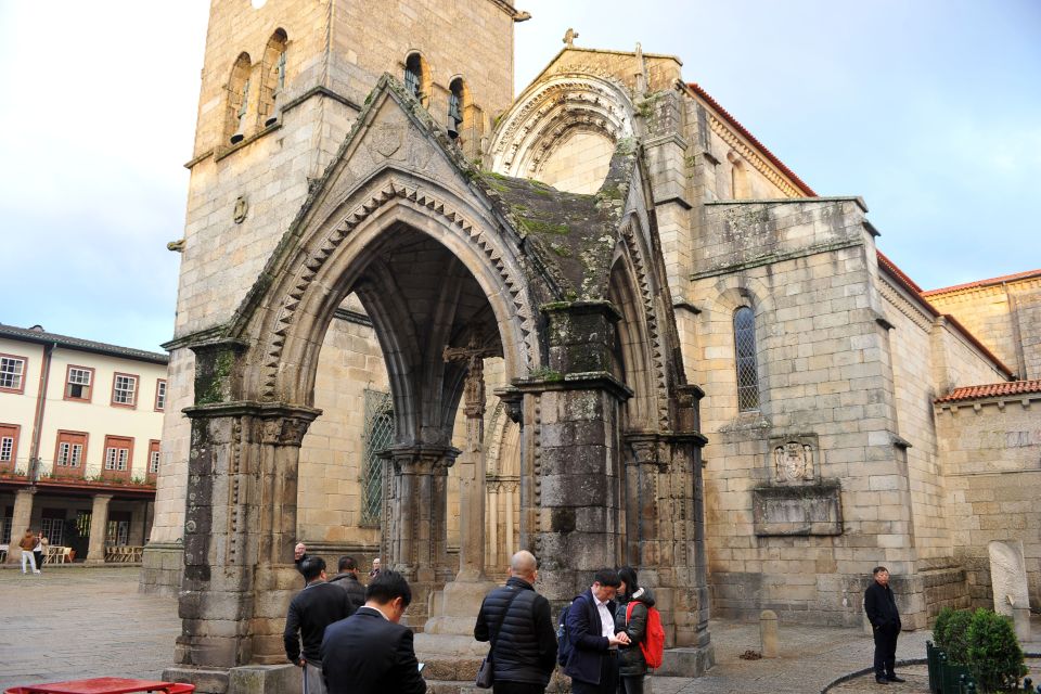 Guimarães: Guided Day Tour With Lunch and Drinks - Location Specifics