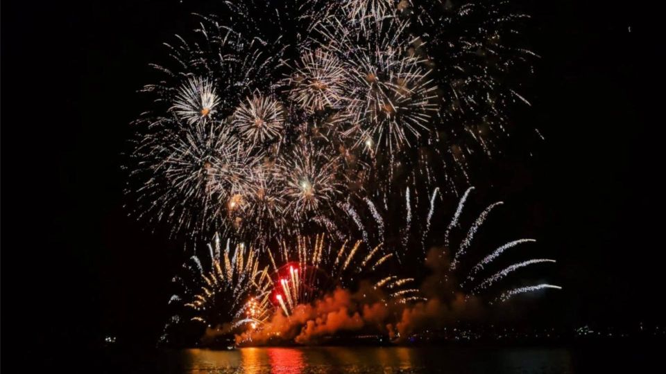 Lisbon: New Year'S Eve Firework Sailing Tour With Champagne - Booking and Payment Options