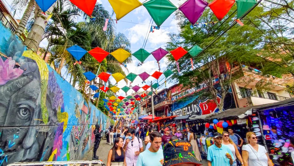 Medellin: Comuna 13 History & Graffiti Tour With Cable Car - Booking Information