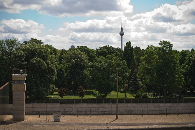 Private Walking Tour: World War 2 and Cold War Sites in Berlin - Tour Guides and Expertise