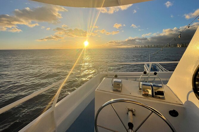 Sunset Dinner Cruise in Honolulu - Boat Stability and Dining Space