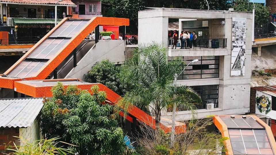 Tour Medellín: Pablo Escobar and Commune 13 - Location and Focus
