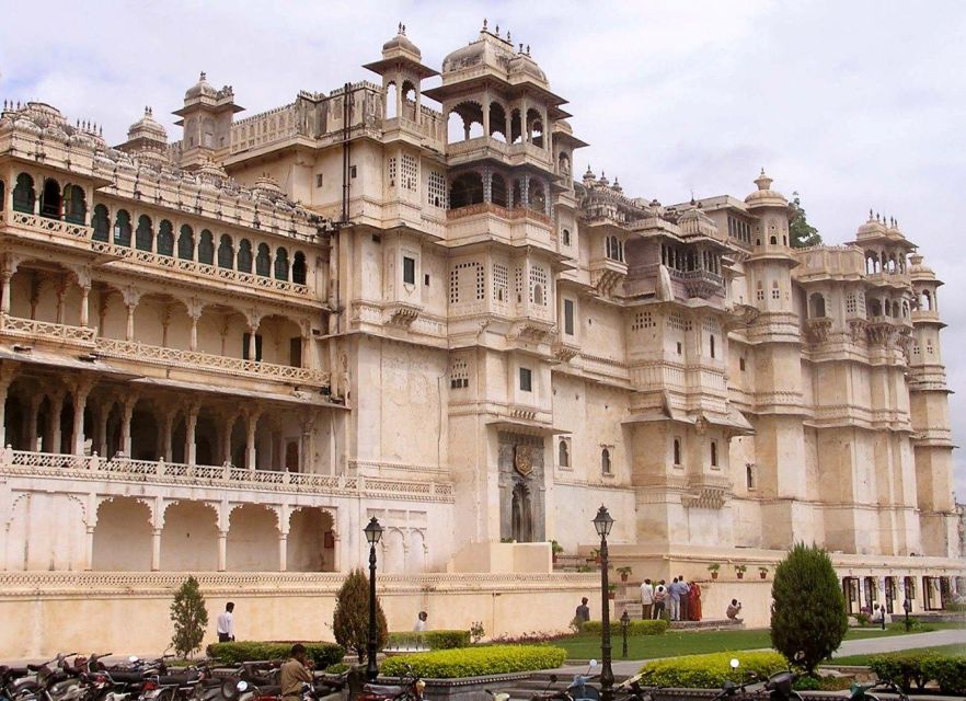 Transfer From Udaipur To Jaipur Via Chittorgarh Fort - Cultural Immersion on the Journey