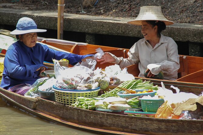 Bangkok: Floating Market and Train With Paddleboat Ride - Common questions