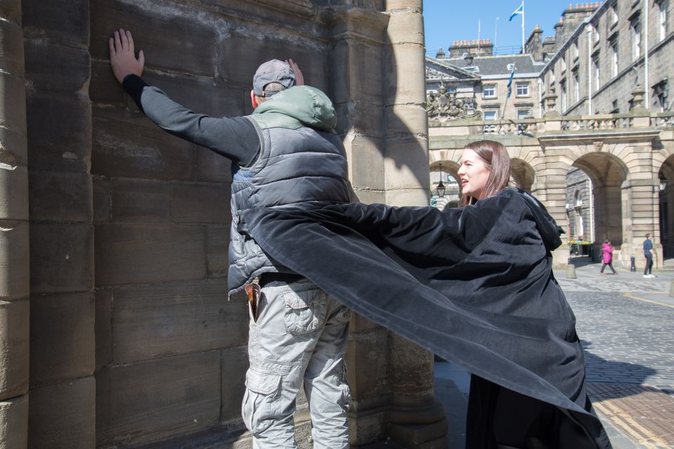 Edinburgh: Underground Vaults Evening Ghost Tour With Whisky - Whisky Tasting in Underground Vaults