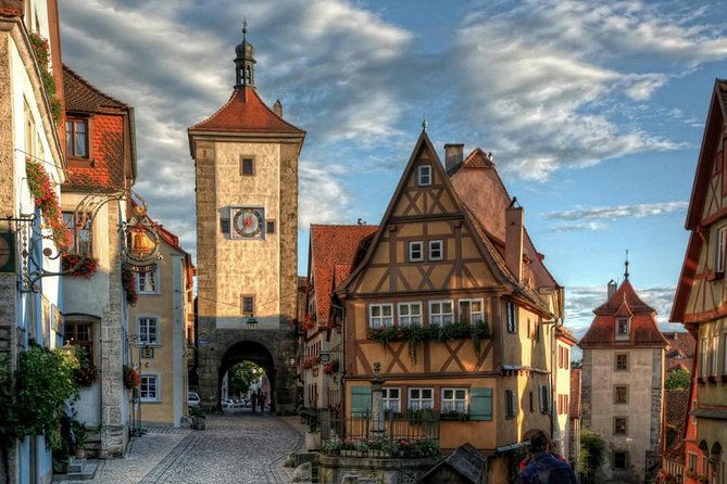 Frankfurt Super Saver: Neuschwanstein Castle and Rothenburg Day Trip - Tour Guide Insights