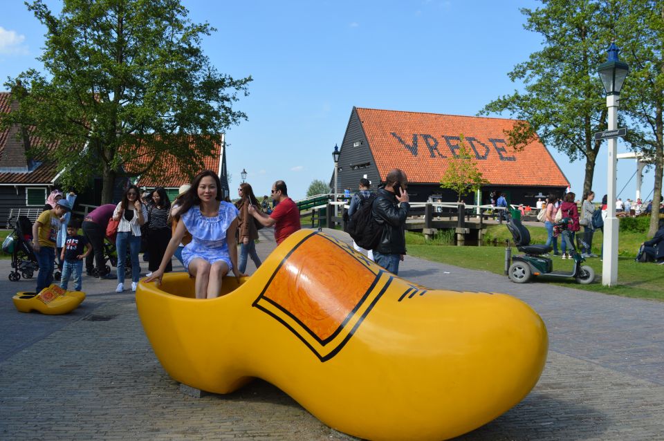 From Amsterdam: Small Group Zaanse Schans and Volendam Tour - Highlights of Volendam