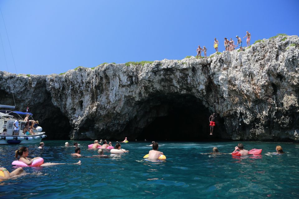 From Hvar: Pakleni Islands & Red Rocks Comfort Sailboat Tour - Meeting Point