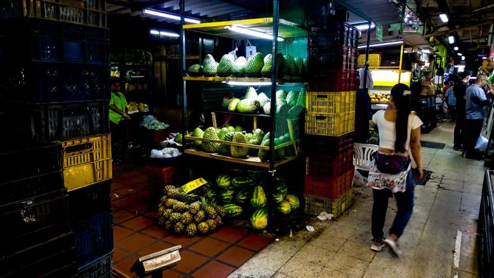 Medellín: Exotic Fruits and Explore the Local Markets - Market Dynamics and Interactions