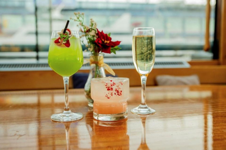 NYC: Sightseeing Holiday Cruise With Drink - Common questions