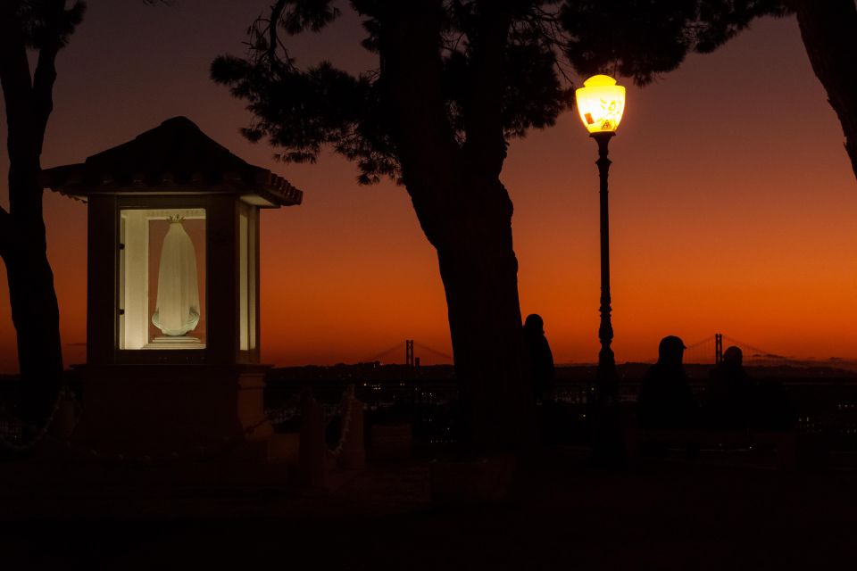 Photograph Lisbon at Night Walking Tour With a Photographer - Common questions