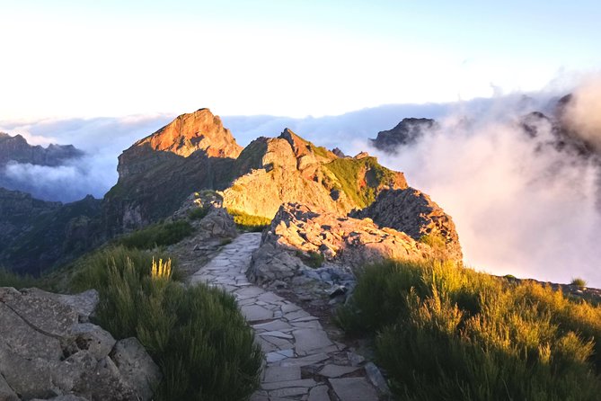 Sunrise Guided Hike PR1 Pico Do Areeiro Pico Ruivo Small Group - Common questions