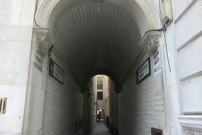 The Ghosts of the Secret Alleyways of Old London Town - Ghostly Encounters on Tour