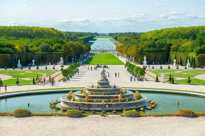 Versailles Private Round-Trip Luxury Transfer From Paris - Vehicle and Amenities Overview