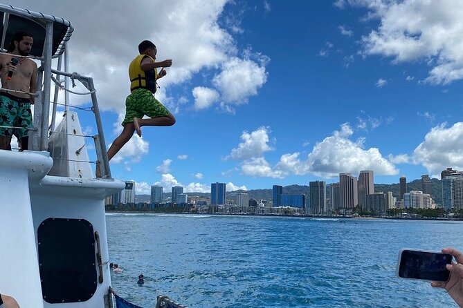 Waikiki Catamaran Cruise With Snorkeling and Paddling  - Oahu - Crew Service and Guest Communication