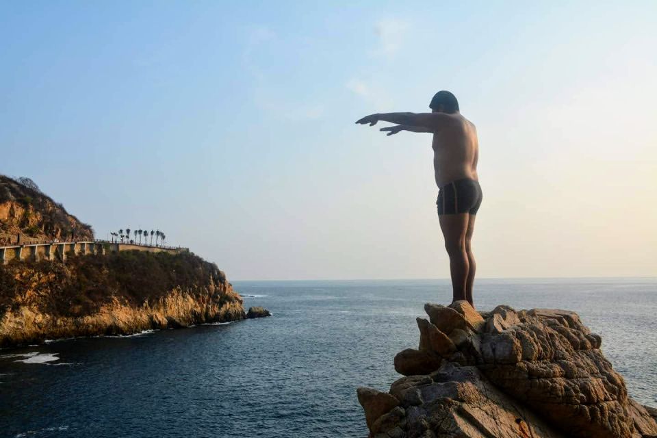 *Acapulco High Cliff Divers With 2 Drinks by Night - Full Description of the Experience