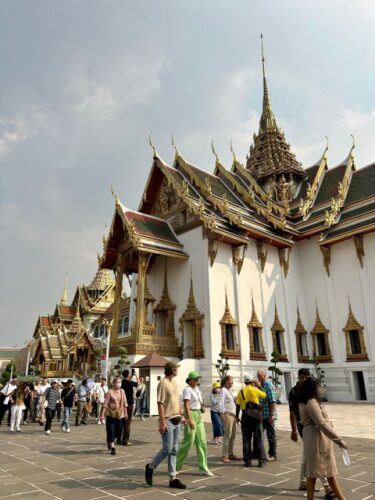 Bangkok: The Grand Palace & Wat Pho - Common questions