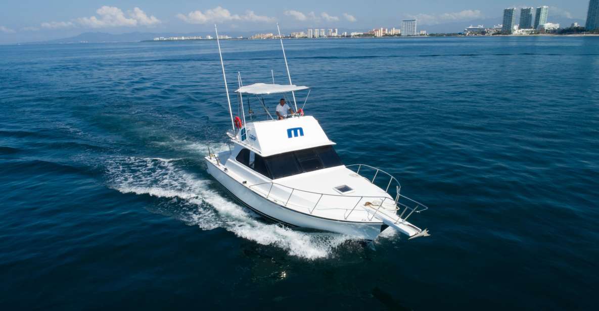 Bertram 38' Convertible Boat in Puerto & Nuevo Vallarta - Tropical Fruits and Refreshments