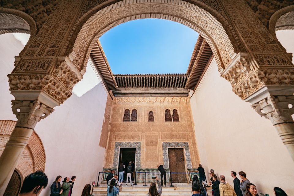 Granada: Alhambra Guided Tour With Nasrid Palaces & Gardens - Smoking and Luggage Restrictions