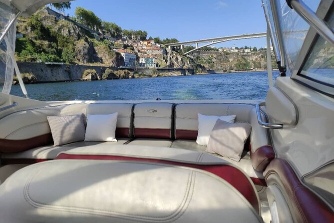 Private Boat Tour Along Ribeira Do Porto (1h30m) - Common questions