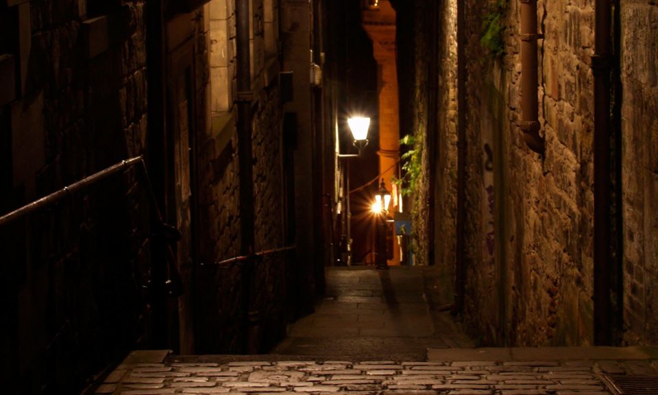 Edinburgh: 2-Hour Ghost Tour in Spanish - Spanish-Speaking Guide and Meeting Point